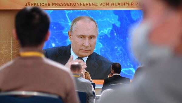 Президент РФ Владимир Путин на большой ежегодной пресс-конференции в режиме видеоконференции - Sputnik Azərbaycan