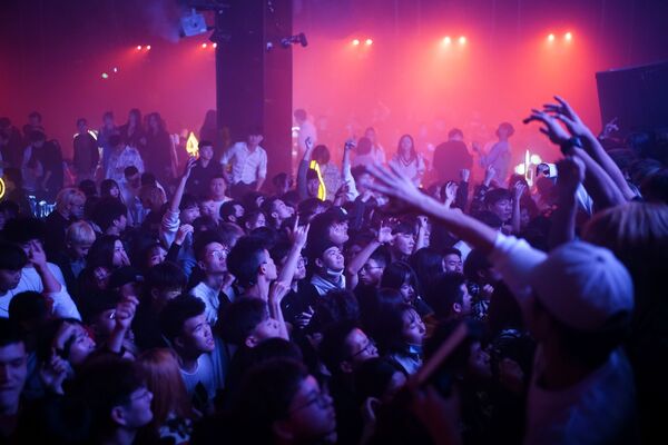 Посетители танцуют в ночном клубе в Ухане - Sputnik Азербайджан