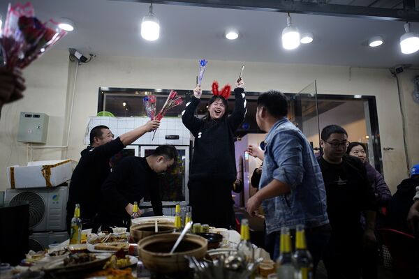 Люди празднуют день рождения в ресторане Уханя - Sputnik Азербайджан