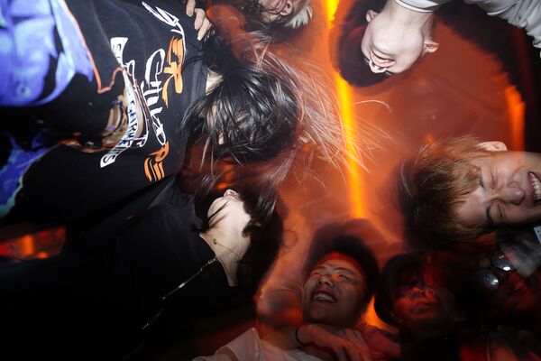 Люди танцуют в ночном клубе Уханя - Sputnik Azərbaycan