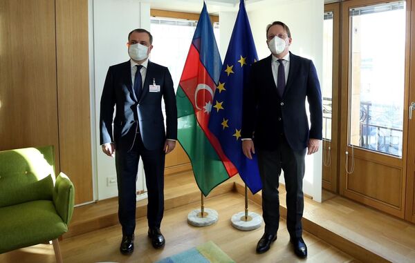 Глава МИД Азербайджана провел встречу с еврокомиссаром Глава МИД Азербайджана провел встречу с еврокомиссаром - Sputnik Азербайджан