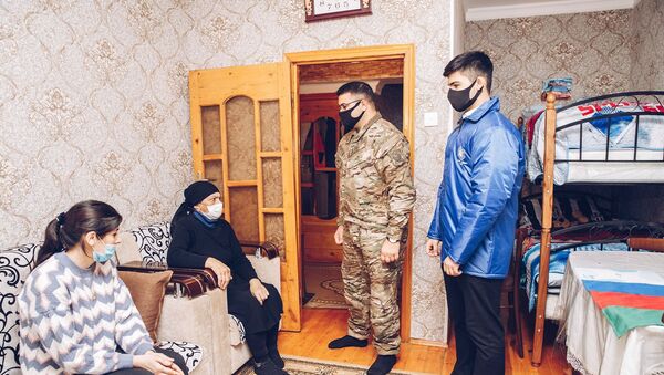 Сотрудники  фонда YAŞAT в дому у шехида, фото из архива - Sputnik Азербайджан