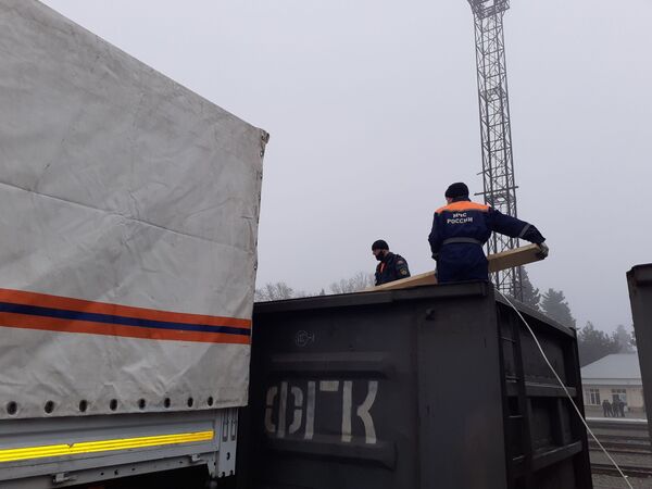 Разгрузка гуманитарной помощи из России в азербайджанском городе Барда - Sputnik Азербайджан