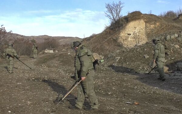 Инженерные подразделения российских миротворческих сил в Нагорном Карабахе во время разминирования местности - Sputnik Азербайджан