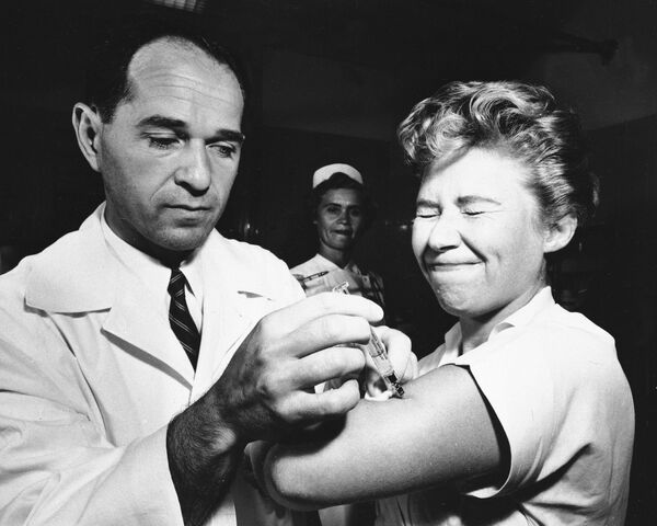 Врач делает медсестре первую прививку от азиатского гриппа в Нью-Йорке, 1957 год - Sputnik Азербайджан
