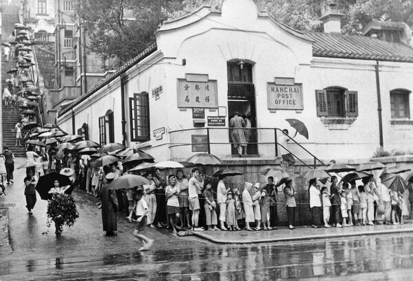 Очередь на вакцинацию от холеры перед медицинским центром в Гонконге, 1961 год - Sputnik Азербайджан