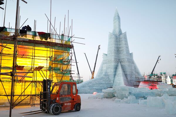 Изготовление ледового сооружения в Харбине  - Sputnik Azərbaycan