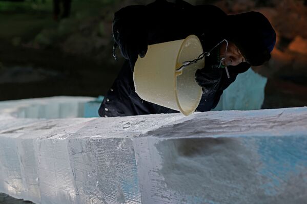 Изготовление ледовых блоков для создания ледовых скульптур в Харбине  - Sputnik Azərbaycan