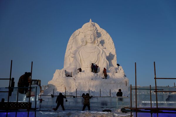 Создание снежной скульптуры Будды в Харбине  - Sputnik Azərbaycan