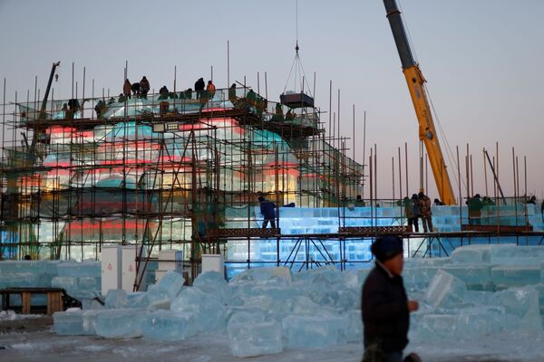 Строительство ледового здания в Харбине  - Sputnik Azərbaycan