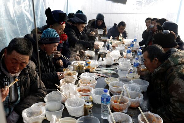 Рабочие во время принятия пищи в Харбине  - Sputnik Azərbaycan