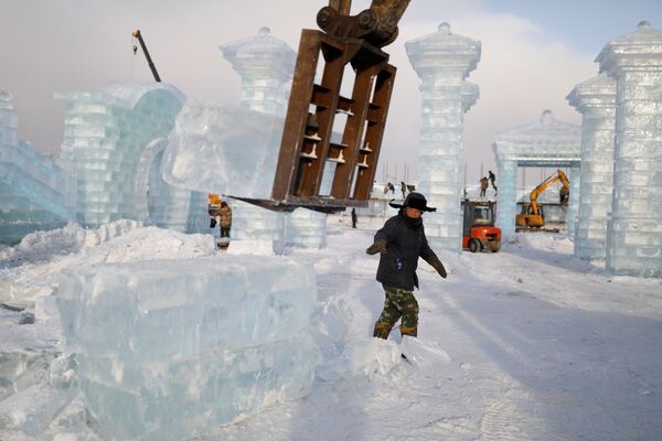 Изготовление ледового сооружения в Харбине - Sputnik Azərbaycan