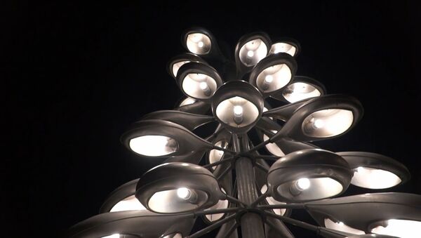 Ламповый Новый год: в Эстонии установили елку из старых дорожных фонарей - Sputnik Азербайджан