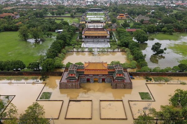 Императорский город Хюэ, затопленный паводками, вызванными сильными ливнями в центральном Вьетнаме - Sputnik Azərbaycan