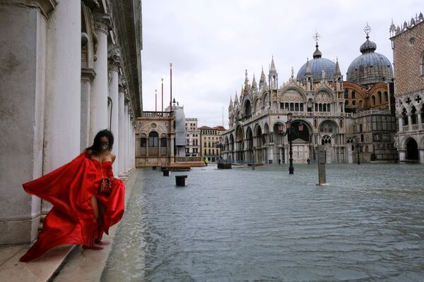 Женщина в развевающемся платье на затопленной площади Сан-Марко в Венеции, Италия - Sputnik Азербайджан
