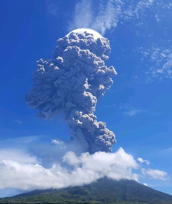 Извержение стратовулкана Левотоло в Индонезии  - Sputnik Азербайджан