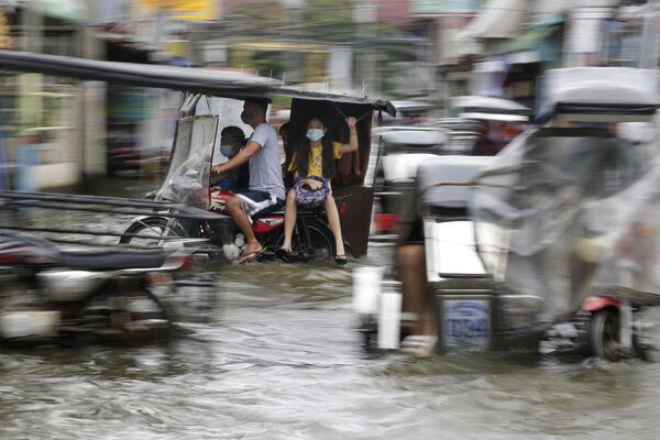 Затопленная в результате тайфуна Молаве дорога на Филиппинах  - Sputnik Azərbaycan