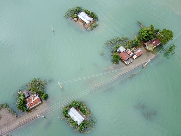 Последствия наводнения, вызванного муссонными дождями в Сунамгандже, Бангладеш - Sputnik Azərbaycan