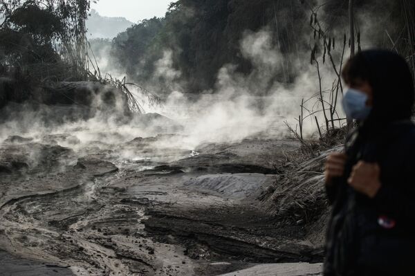 Последствия извержения вулкана Семеру на острове Ява, Индонезия - Sputnik Azərbaycan
