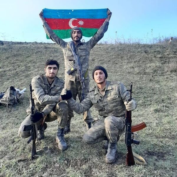 Dəhşət və vəhşətin içərisində göylərə ucalan sevgi nəğməsi Dəhşət və vəhşətin içərisində göylərə ucalan sevgi nəğməsi - Sputnik Azərbaycan