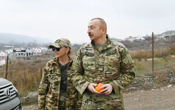 Президент Ильхам Алиев и первая леди Мехрибан Алиева побывали в Губадлинском и Зангиланском районах - Sputnik Азербайджан