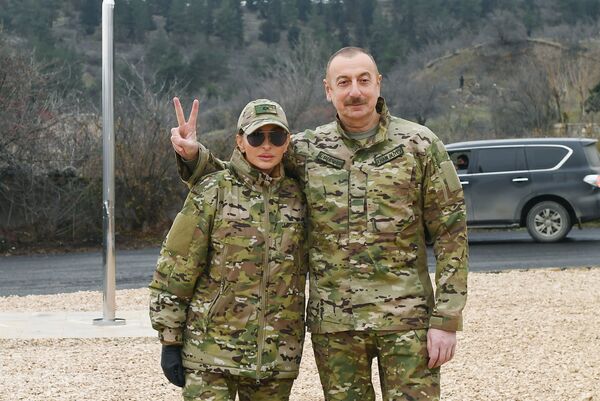 Президент Алиев: отважные азербайджанские солдаты продемонстрировали свою силу всему миру Президент Алиев: отважные азербайджанские солдаты продемонстрировали свою силу всему миру - Sputnik Азербайджан