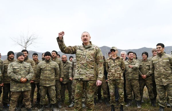 Президент Алиев: отважные азербайджанские солдаты продемонстрировали свою силу всему миру Президент Алиев: отважные азербайджанские солдаты продемонстрировали свою силу всему миру - Sputnik Азербайджан