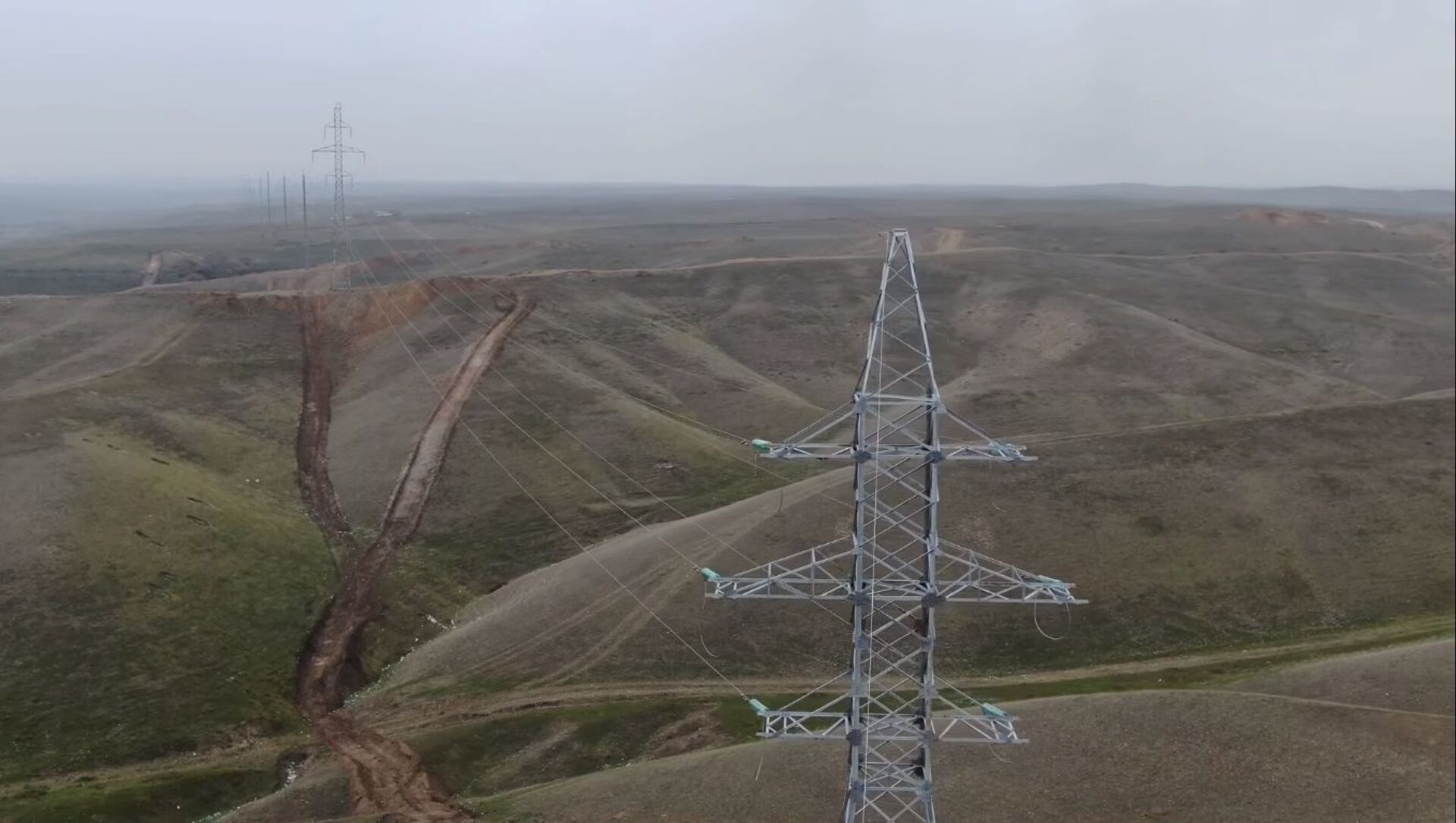 Прокладывание высоковольтной линии электропередачи напряжением 110 киловольт  - Sputnik Азербайджан, 1920, 06.03.2021