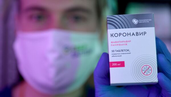 Таблетки Коронавир в руках фармацевта - Sputnik Азербайджан