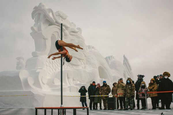 Соревнования по танцам на пилоне при температуре -30 в провинции Хэнглунцзян, Китай - Sputnik Азербайджан