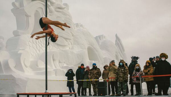 Соревнования по танцам на пилоне при температуре -30 в провинции Хэнглунцзян, Китай - Sputnik Азербайджан