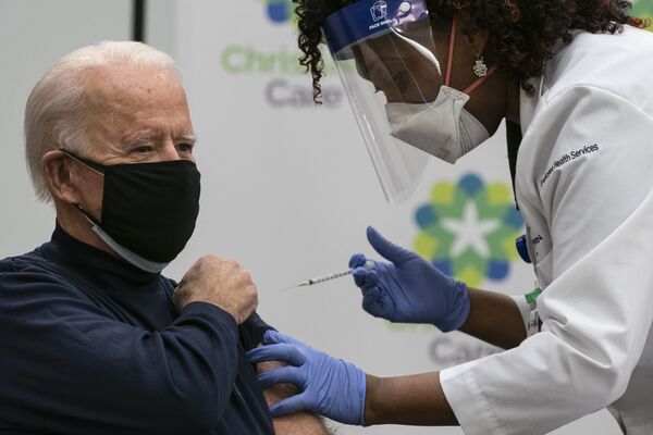 Джо Байден во время вакцинации от COVID-19 - Sputnik Азербайджан
