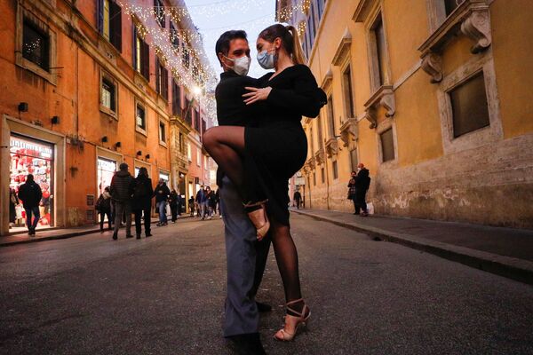 Люди танцуют танго на улице в Риме накануне локдауна в Рождество, Италия - Sputnik Азербайджан