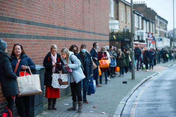 Люди в очереди у супермаркета Waitrose and Partners в Лондоне, Великобритания - Sputnik Азербайджан