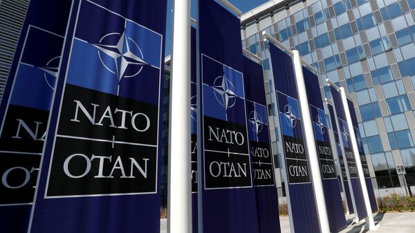 Баннеры с логотипом НАТО у входа в новую штаб-квартиру НАТО - Sputnik Азербайджан