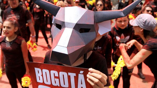 Участник акции протеста против сезона корриды в Боготе, Колумбия - Sputnik Азербайджан