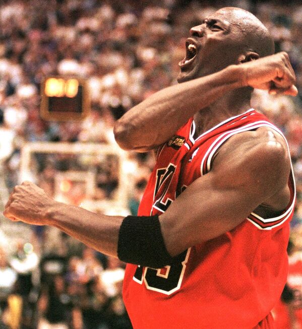  Майкл Джордан из Chicago Bulls празднует победу в игре финала НБА в Солт-Лейк-Сити, штат Юта - Sputnik Азербайджан