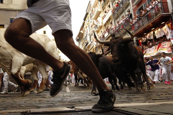 Бег быков на фестивале Сан-Фермин в Памплоне, Испания - Sputnik Азербайджан