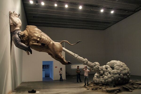 Скульптура китайского художника Чэнь Вэньлинга ​​в галерее Пекина, критикующая мировой финансовый кризис - Sputnik Азербайджан