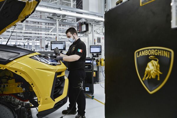 Рабочий сборочной линии завода Lamborghini в Сант-Агата-Болоньезе, Италия - Sputnik Азербайджан
