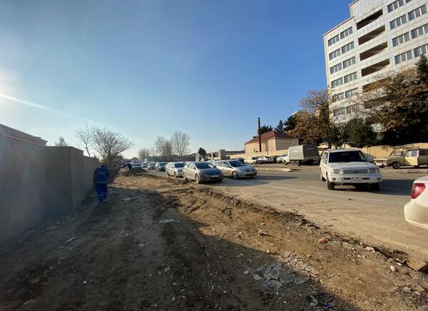 В Баку сносятся объекты вдоль расширяющейся дороги - строится автостоянка В Баку сносятся объекты вдоль расширяющейся дороги - строится автостоянка - Sputnik Азербайджан