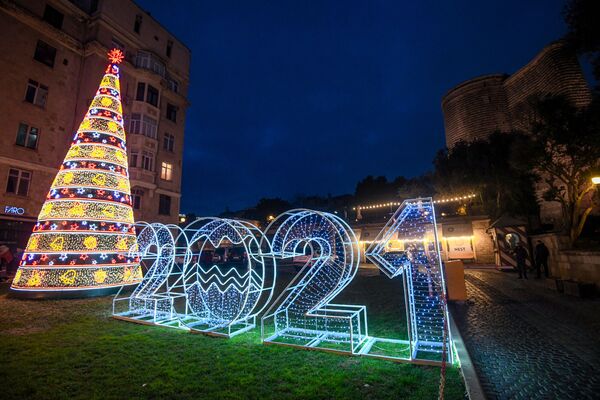 Новогодняя световая инсталляция в Баку - Sputnik Azərbaycan