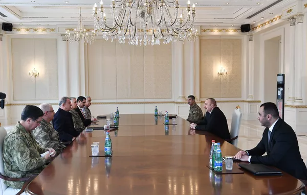 Президент Ильхам Алиев принял Хулуси Акара Президент Ильхам Алиев принял Хулуси Акара - Sputnik Азербайджан
