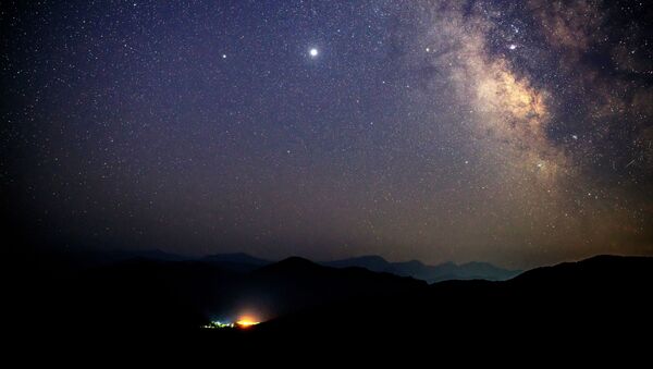 Звездное небо, наблюдаемое в Краснодарском крае во время метеорного потока Персеиды - Sputnik Азербайджан