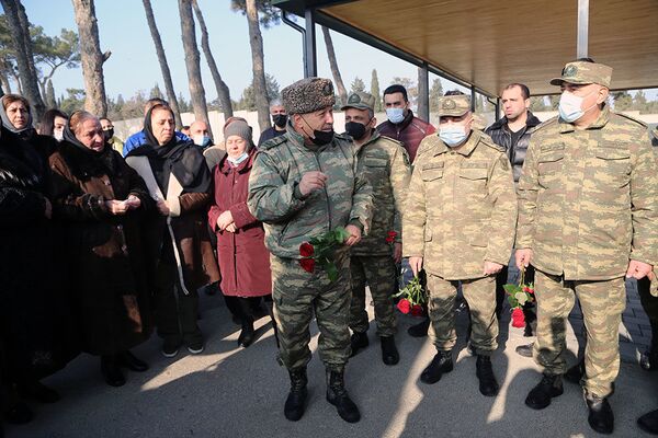 В Баку почтили память Национального героя Азербайджана Полада Гашимова В Баку почтили память Национального героя Азербайджана Полада Гашимова - Sputnik Азербайджан