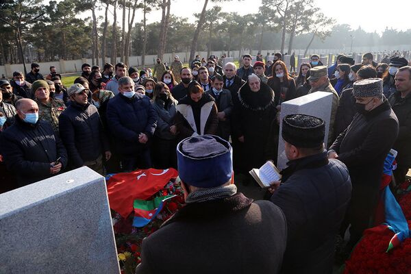 В Баку почтили память Национального героя Азербайджана Полада Гашимова В Баку почтили память Национального героя Азербайджана Полада Гашимова - Sputnik Азербайджан