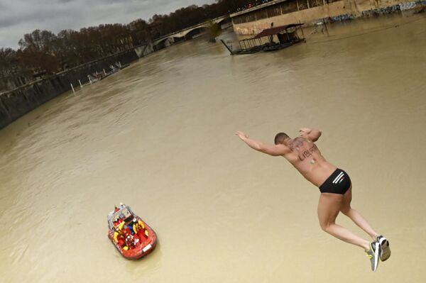 Прыжок в реку Тибр в Риме во время традиционного празднования Нового года - Sputnik Azərbaycan