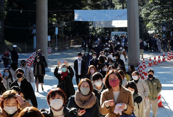  Люди в защитных масках идут молиться в храм Мэйдзи в Токио, Япония - Sputnik Azərbaycan