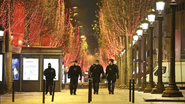 Полицейские на улицах Парижа во время празднования Нового года - Sputnik Azərbaycan