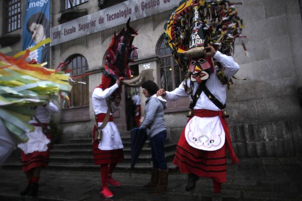 Участники фестиваля в бычьих масках и традиционных костюмах в Португалии  - Sputnik Azərbaycan